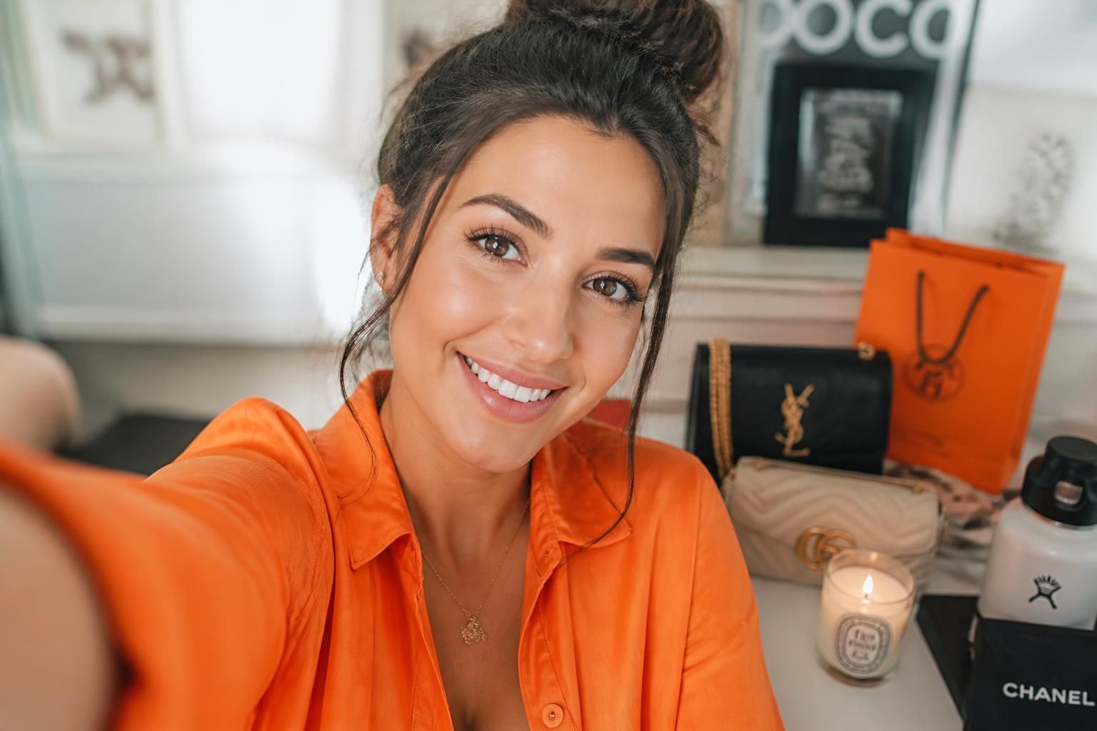 découvrez pourquoi les marques utilisent le selfie en publicité pour renforcer leur connexion avec les consommateurs et booster leur image de façon authentique.