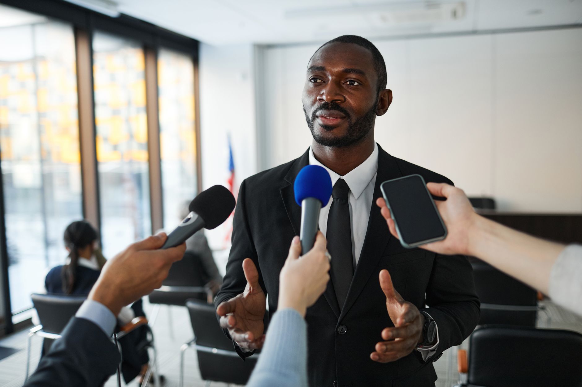Couverture médiatique et actualité chaude : le levier le plus sous-exploité — journaliste interviewant un événement relations publiques