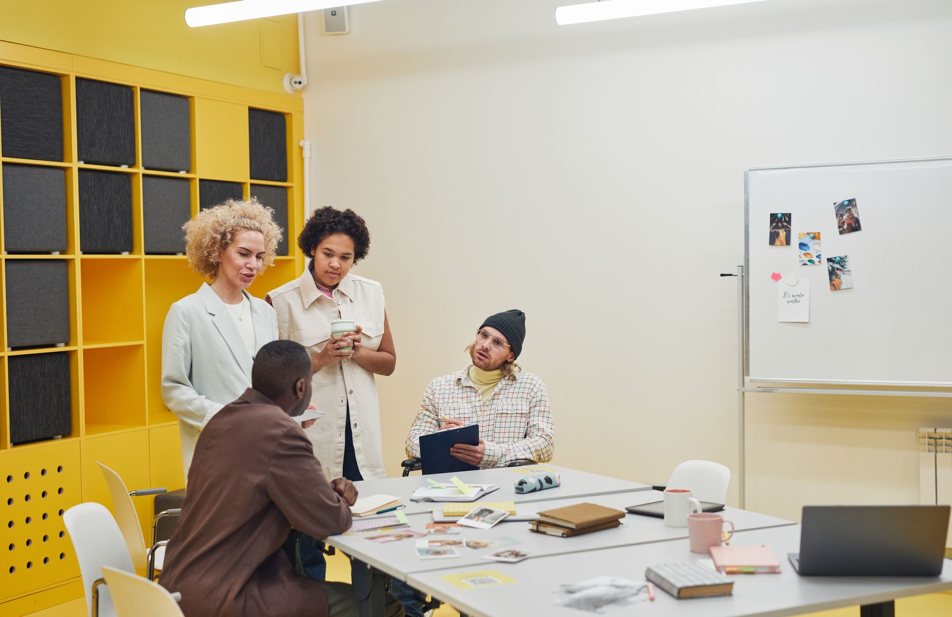 Marque employeur interne : un socle invisible qui tient (ou casse) tout le reste — réunion d'équipe bureau collaboration