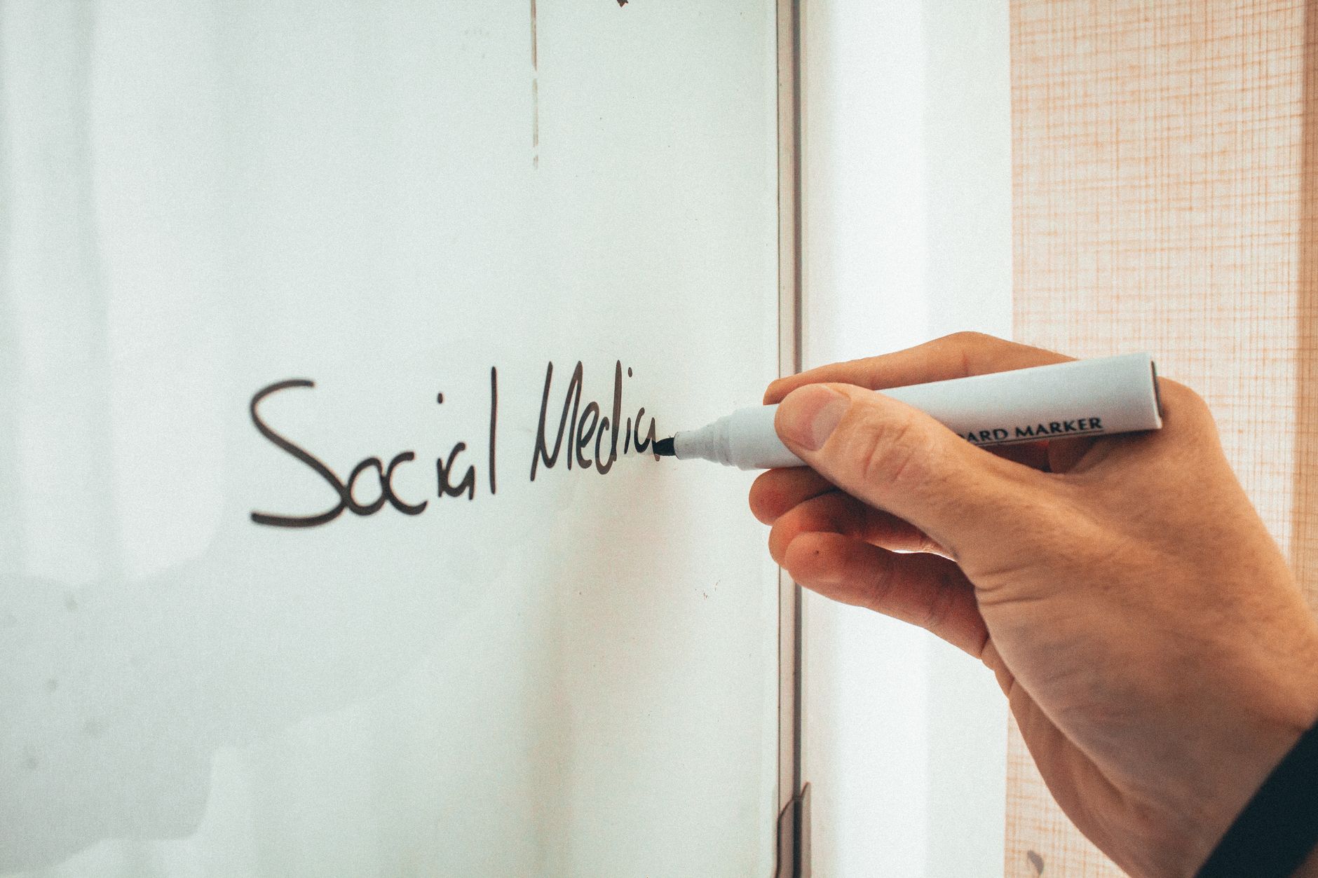 Mauvaise image de marque et bad buzz sur les réseaux sociaux : comment le feu prend vraiment — gestion de crise sur les réseaux sociaux