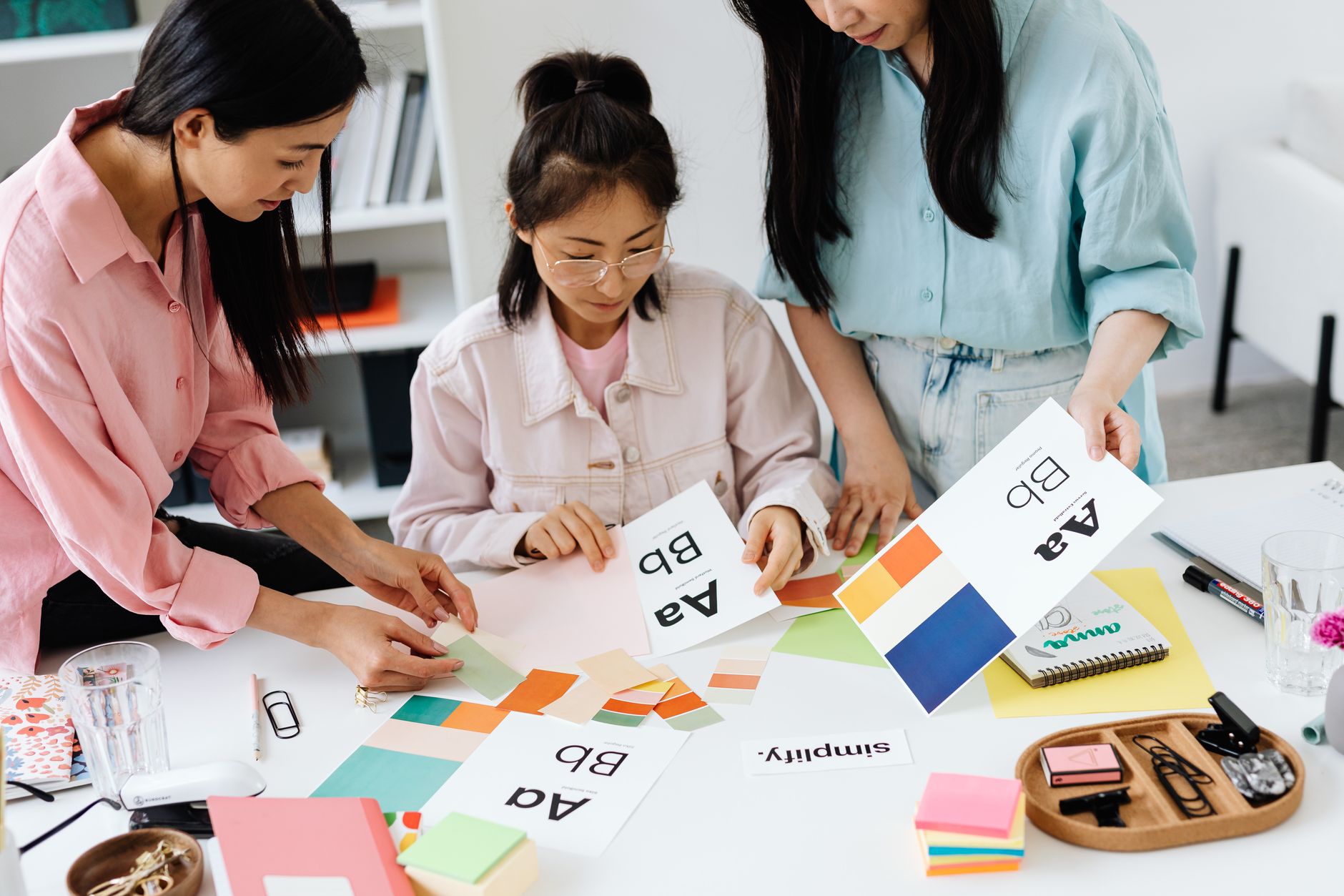 Refonte d’identité visuelle : bien faire la différence entre refresh et rebranding — réunion d'équipe design branding