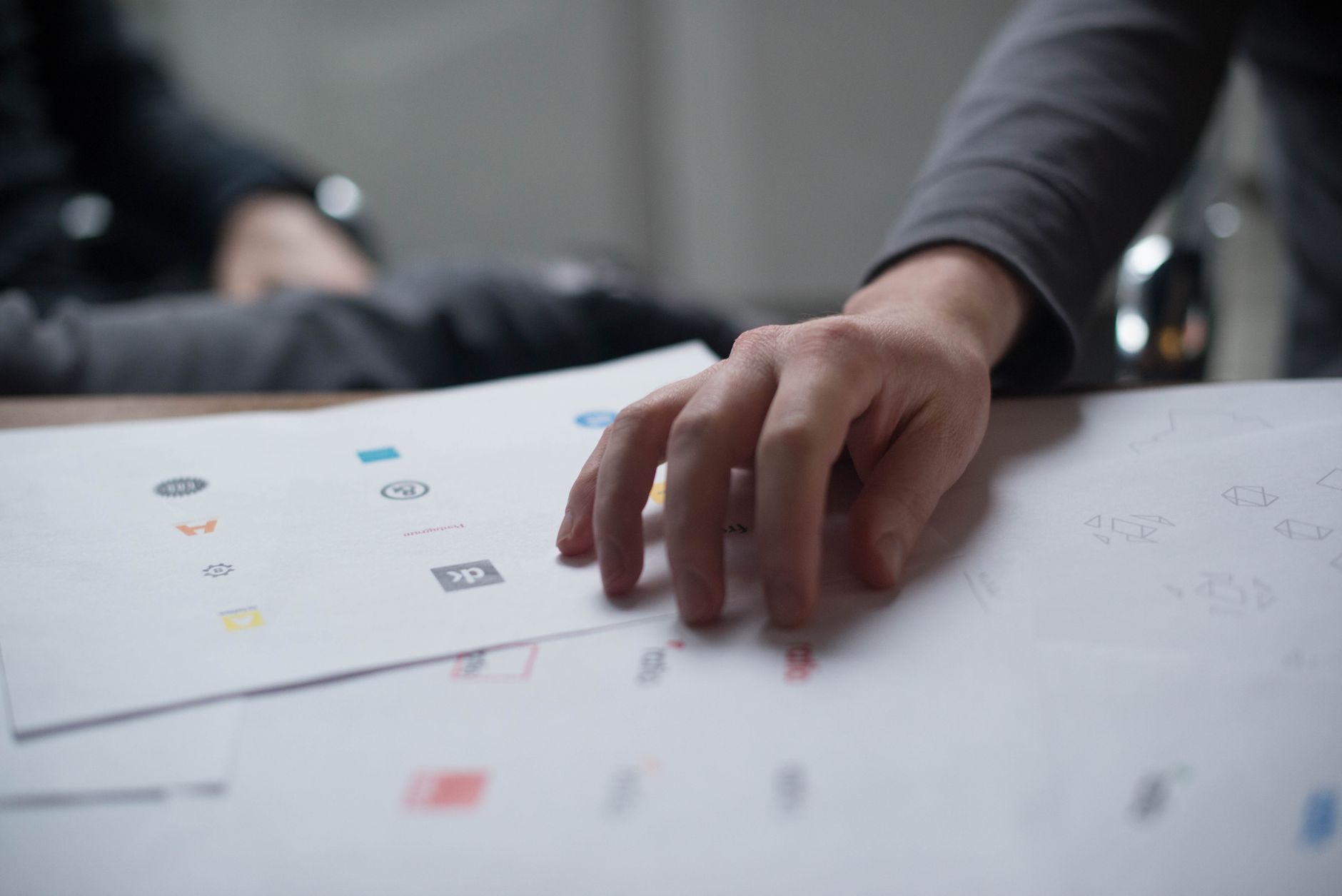 Refonte d'identité visuelle les 6 — réunion d'équipe design branding