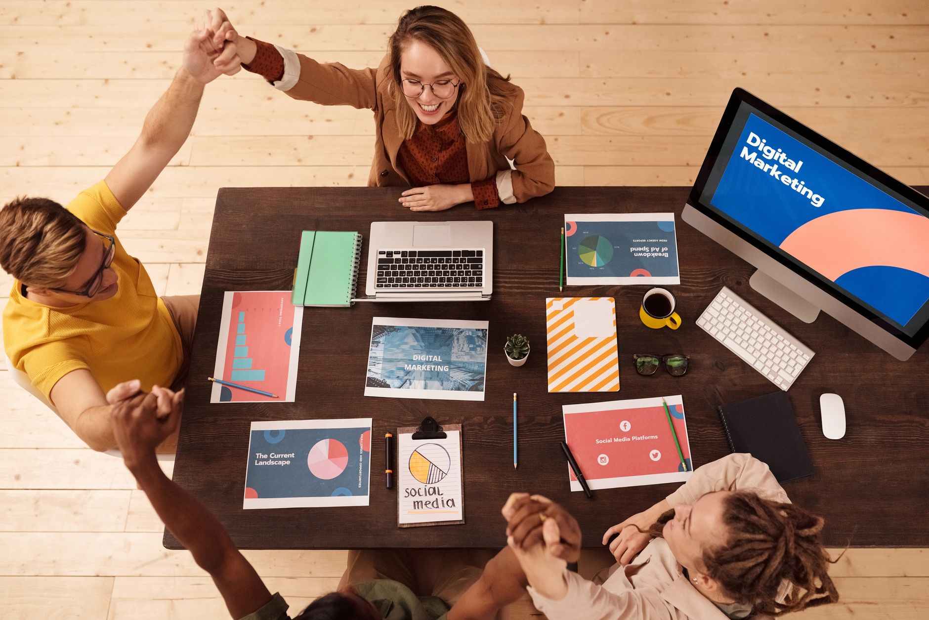 Social media marketing : définition opérationnelle et rôle d’une agence digitale — réunion stratégie marketing réseaux sociaux