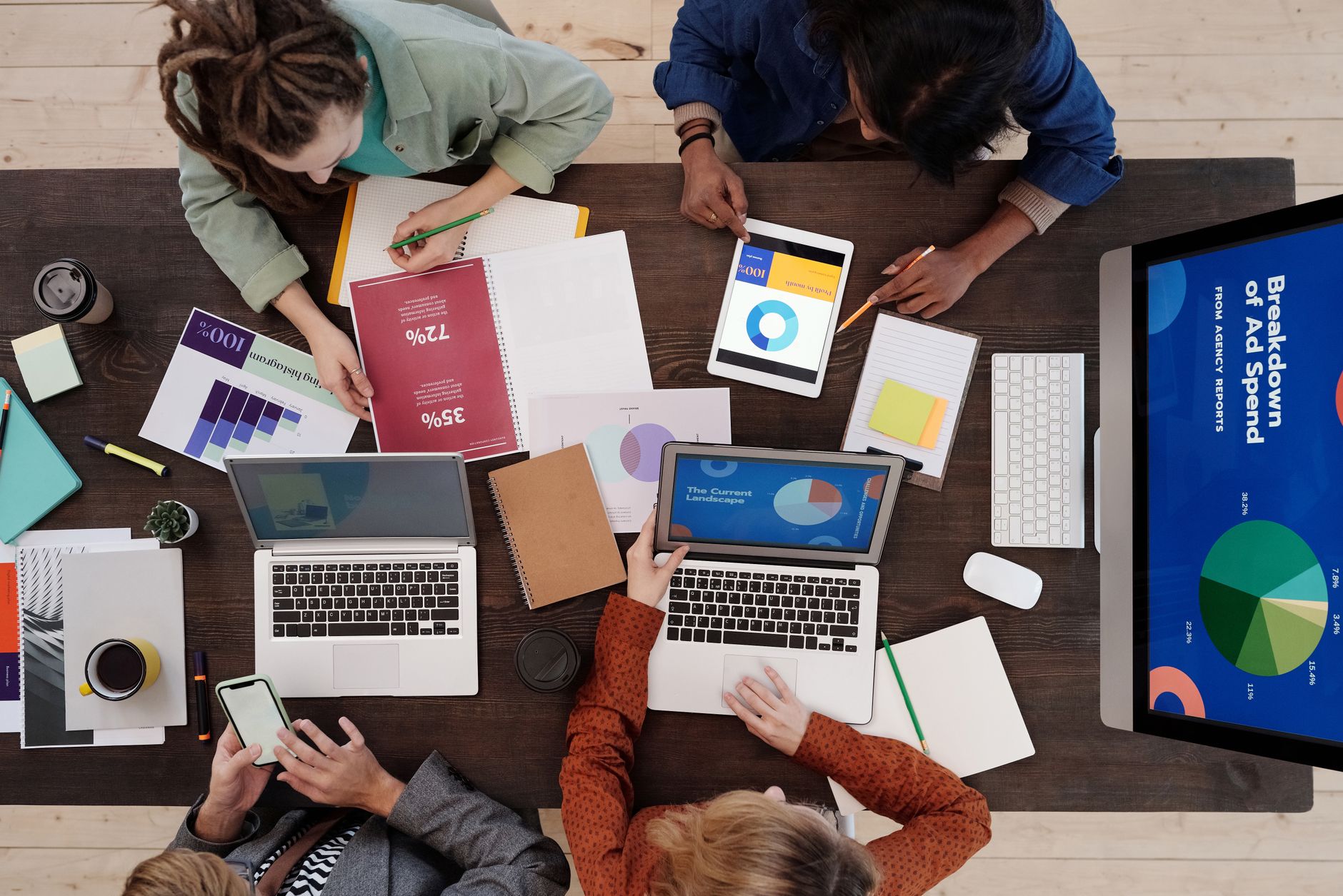 Stratégie de brand content : poser le socle avant les 9 étapes opérationnelles — réunion stratégie de contenu marketing